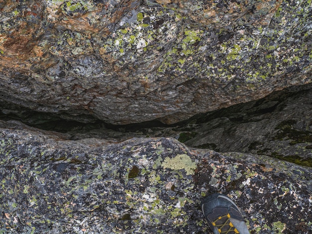 Gefährliche Störung im Granitfelsen. Bruchlinie oder Bruch im Gestein, Erosion, ein Riss im Gestein.