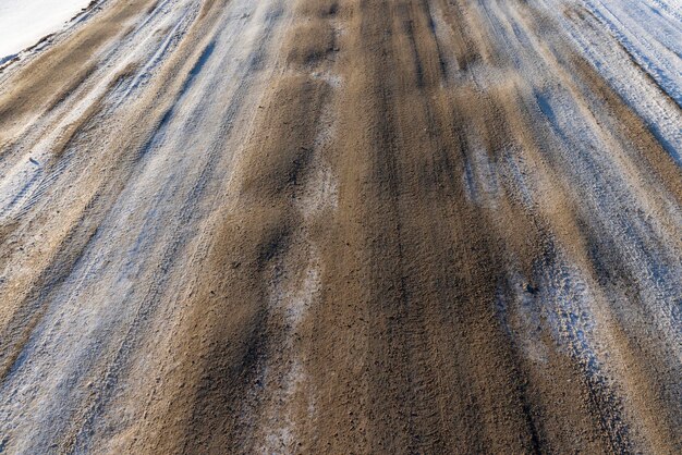 Gefährliche Straße im Winter nach Schneefall