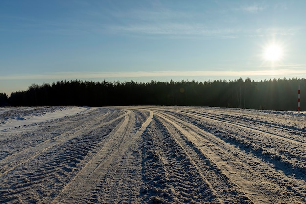 Gefährliche Straße im Winter nach Schneefall