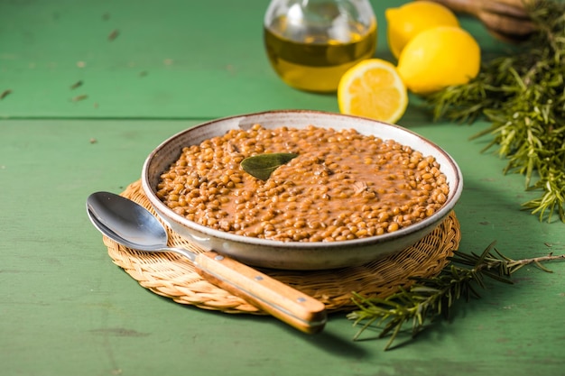 Foto gefälschte suppe linsensuppe mit tomatensoße, knoblauch und lorbeerblatt griechisches essen