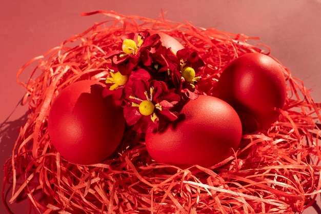 Gefärbte Eier symbolisieren Ostern in Rottönen