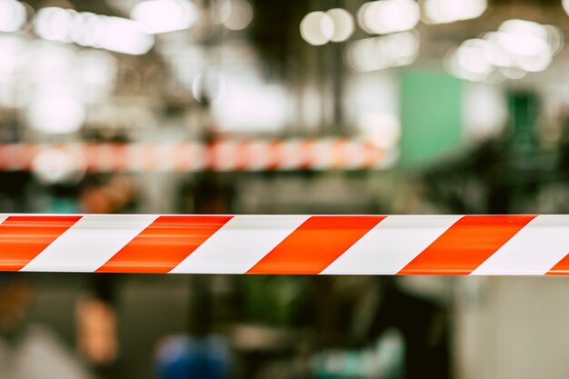 Gefahr Unsicherheitsbereich Vorsicht Geben Sie kein rotes Streifenband in die Industriefabrik ein.