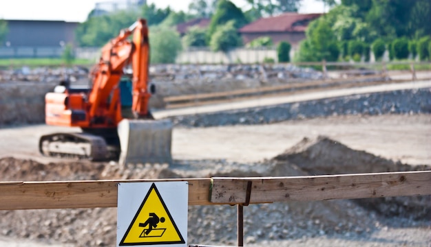 Foto gefahrenzeichen für laufende arbeiten (italienisch) auf einer baustelle