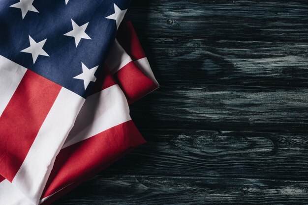 gefaltete amerikanische Nationalflaggen auf grauer Holzoberfläche Gedenktagskonzept