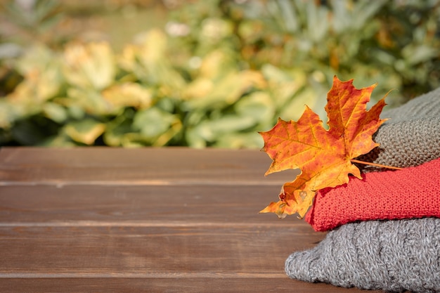 Gefaltete Herbst- und Winterkleidung aus Strick