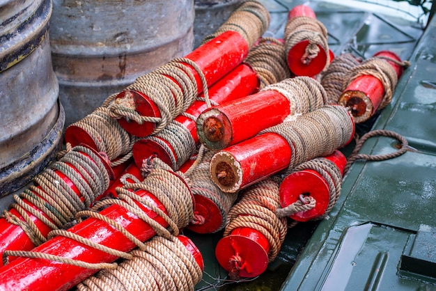 Gefaltete Markierungsbojen auf einem Militärboot trocknen rote Schwimmer mit einem Seilgerät ein Seeknoten eine Geschwindigkeitseinheit