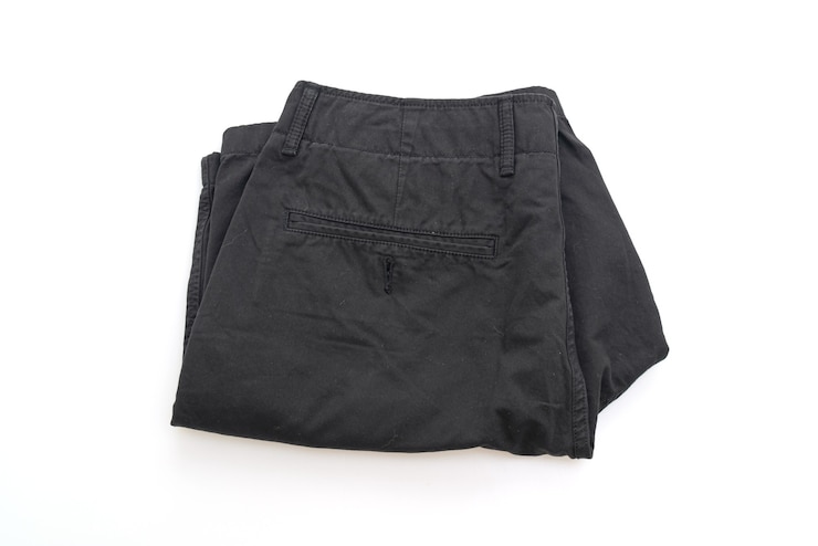 Foto gefaltete schwarze shorts isoliert auf weißer oberfläche