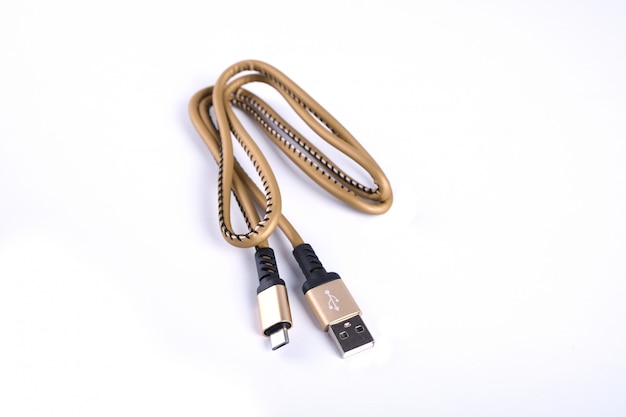 Gefaltetes goldenes Kabel des aufgeladenen USB-Blitzlade-Smartphones isoliert