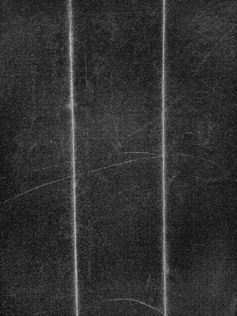 Gefaltetes Papier mit grungiger Textur auf schwarzem Hintergrund