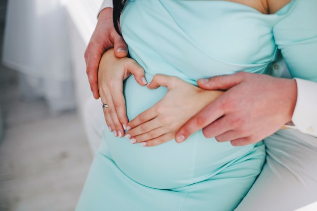 Gefaltetes vierherziges Herz auf dem Bauch