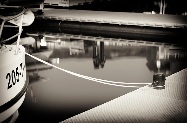 Foto gefesseltes schiff am pier von tromso in sepia-hintergrund hd