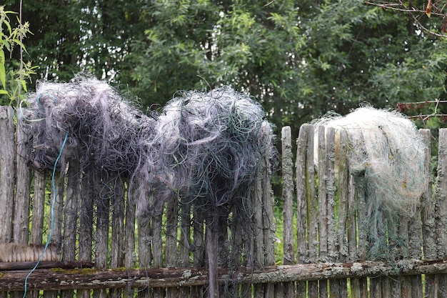Geflochtene Angelnetze zum Trockenfangen von Fischen auf einem Zaun