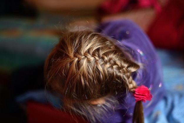 Geflochtene Babyspitze am Haar