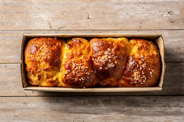 Geflochtenes Briochebrot auf Holztisch