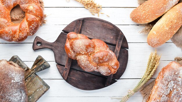 Geflochtenes Brot mit Mehl Draufsicht Freier Platz für Ihren Text