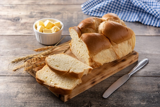 Geflochtenes Eierbrot auf Holztisch