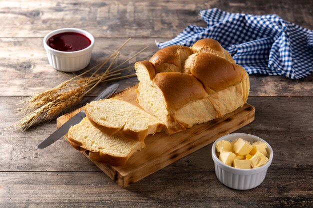 Geflochtenes Eierbrot auf Holztisch