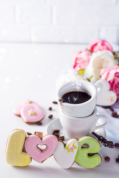 Geformte Plätzchen lieben und Kaffeetassengeschenk am Valentinstag oder am Muttertag, Geschenk