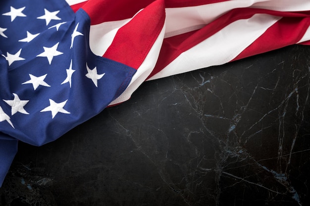 Gefrorene amerikanische Flagge auf schwarzer Oberfläche