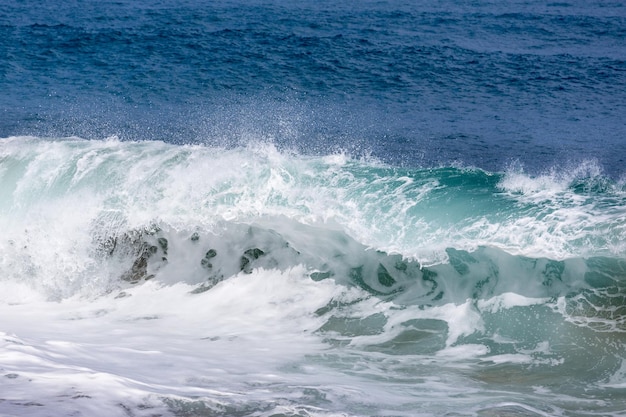 Gefrorene Bewegung einer großen Welle am Strand