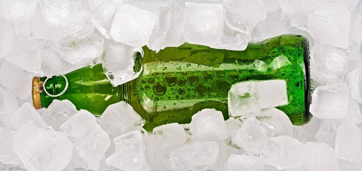 Gefrorene Bierflaschen mit Eiswürfeln