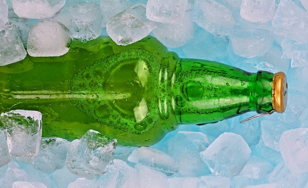 Gefrorene Bierflaschen mit Eiswürfeln