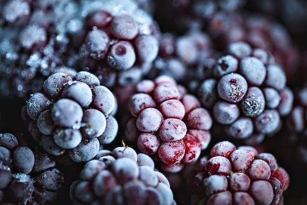 Gefrorene brombeeren auf einem holztisch. horizontal. ansicht von oben.