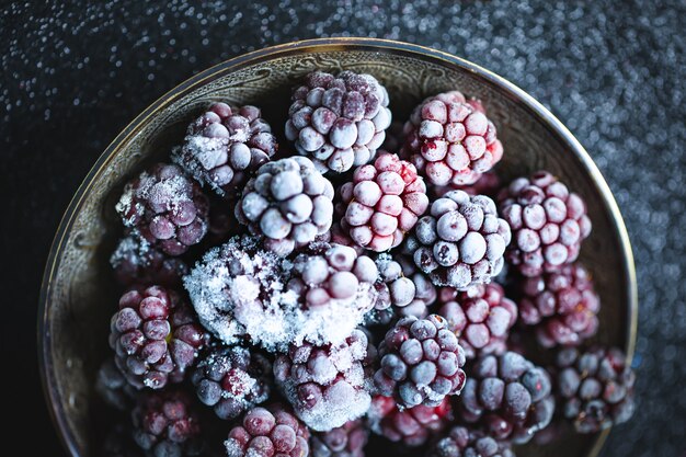 Gefrorene Brombeeren auf einem Holztisch. Horizontal. Ansicht von oben.