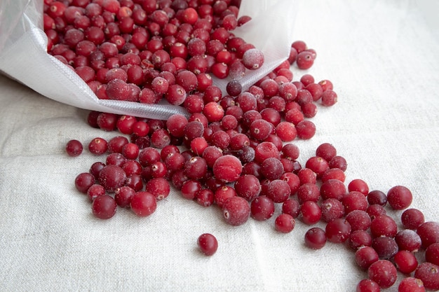 Gefrorene Cranberries im Gefrierbeutel. Natürliche Vitamine und Antioxidantien