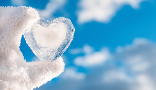 Gefrorene eisige Herzhand-Winterhintergrund gegen klaren blauen Himmel und Wolkenkonzept lieben romantischen Februar ...