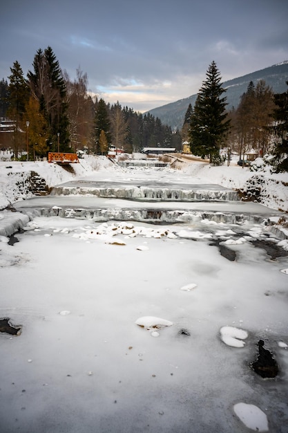 Gefrorene Elbe in Spindleruv Mlyn in der Winterbergstadt in der Nähe von Hradec Kralove Tschechien