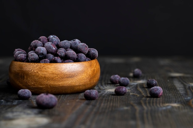 Gefrorene Heidelbeeren auf einem Holztisch