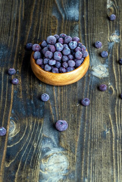 Gefrorene Heidelbeeren auf einem Holztisch