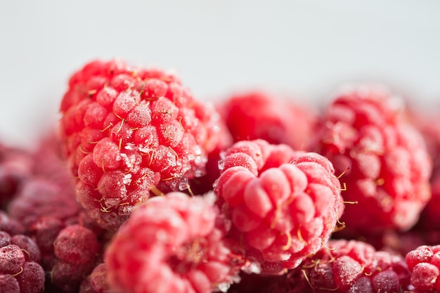 Gefrorene Himbeerbeeren. Makrobild mit geringer Schärfentiefe. Schöner Beerenhintergrund