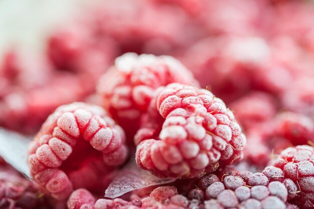 Gefrorene Himbeerbeeren. Makrobild mit geringer Schärfentiefe. Schöner Beerenhintergrund