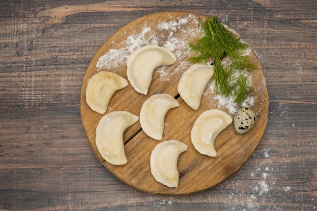 Gefrorene Knödel auf einem Holzteller auf einer Holzoberfläche