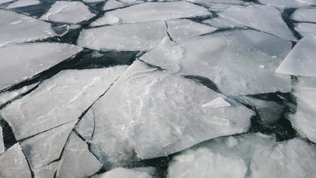 Gefrorene Oberfläche des Ozeans knackte extremes Wetter