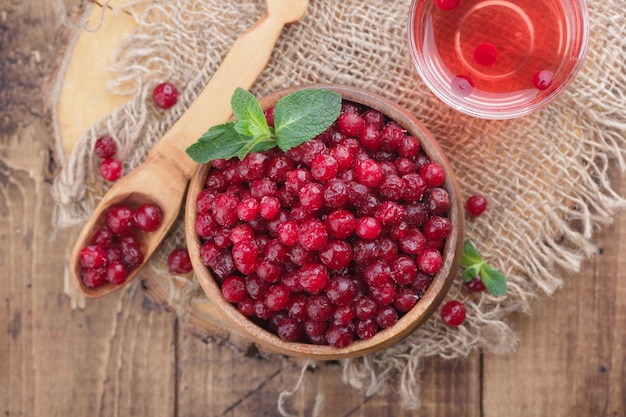 Gefrorene Preiselbeeren in einer Holzschale