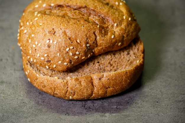 Gefrorene Vollkornbrötchen auf dem Küchentisch