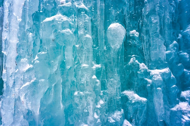 Gefrorene Wandstruktur in einer natürlichen Eishöhle im Winter