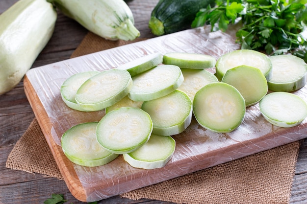 Gefrorene Zucchini. Gefrorenes Gemüse auf Holztisch. Konzept für Tiefkühlkost