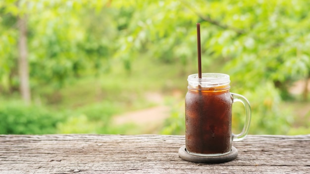 Foto gefrorener americano kaffee auf natur.