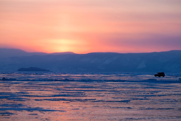 Gefrorener Baikalsee. Sonnenuntergang. Auto