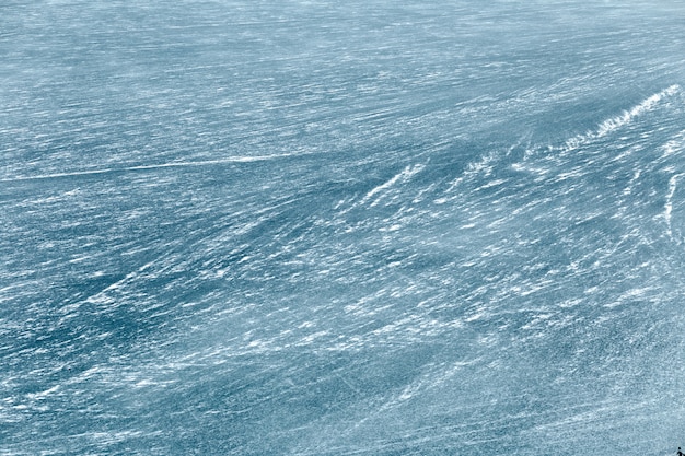 Gefrorener blauer See im Winter. Von oben betrachten