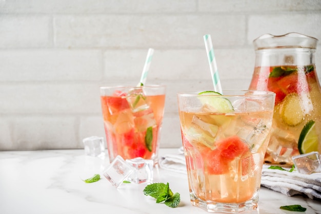 Gefrorener grüner Tee der Wassermelone und des Limonen mit Minzeblättern