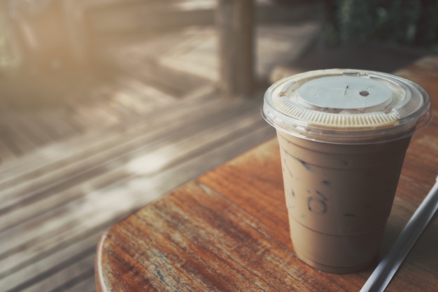 Foto gefrorener kaffee platziert auf einen holztisch