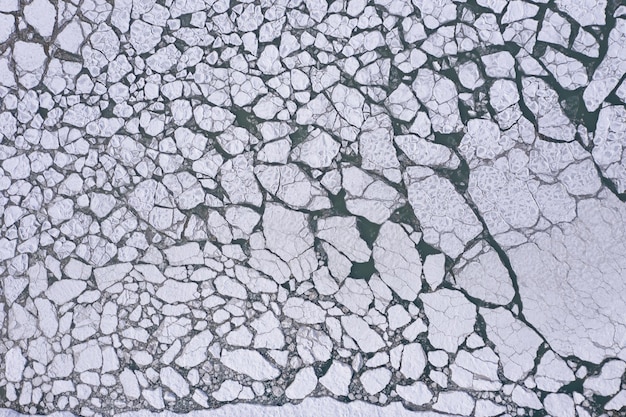 Gefrorener Lake Michigan mit Eisblöcken am frostigen Wintertag. Luftbild von oben nach unten. Chicago, Vereinigte Staaten von Amerika.