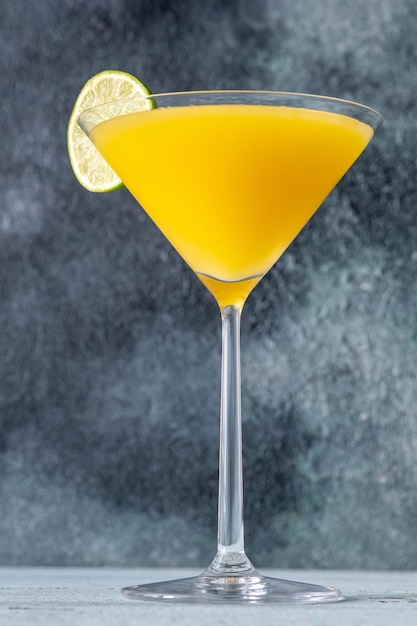 Gefrorener Mango-Martini-Cocktail