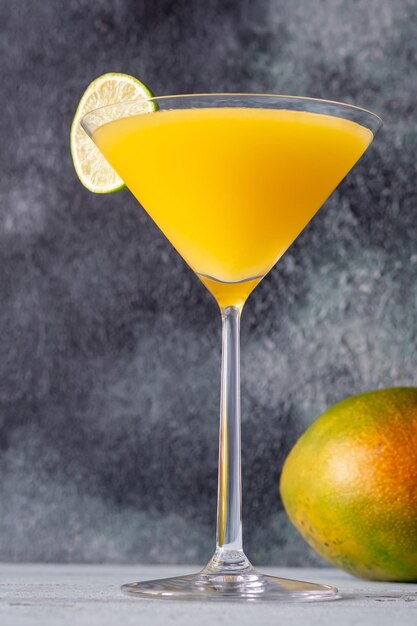 Gefrorener Mango-Martini-Cocktail