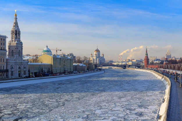 Gefrorener Moskva-Fluss im sonnigen Wintertag